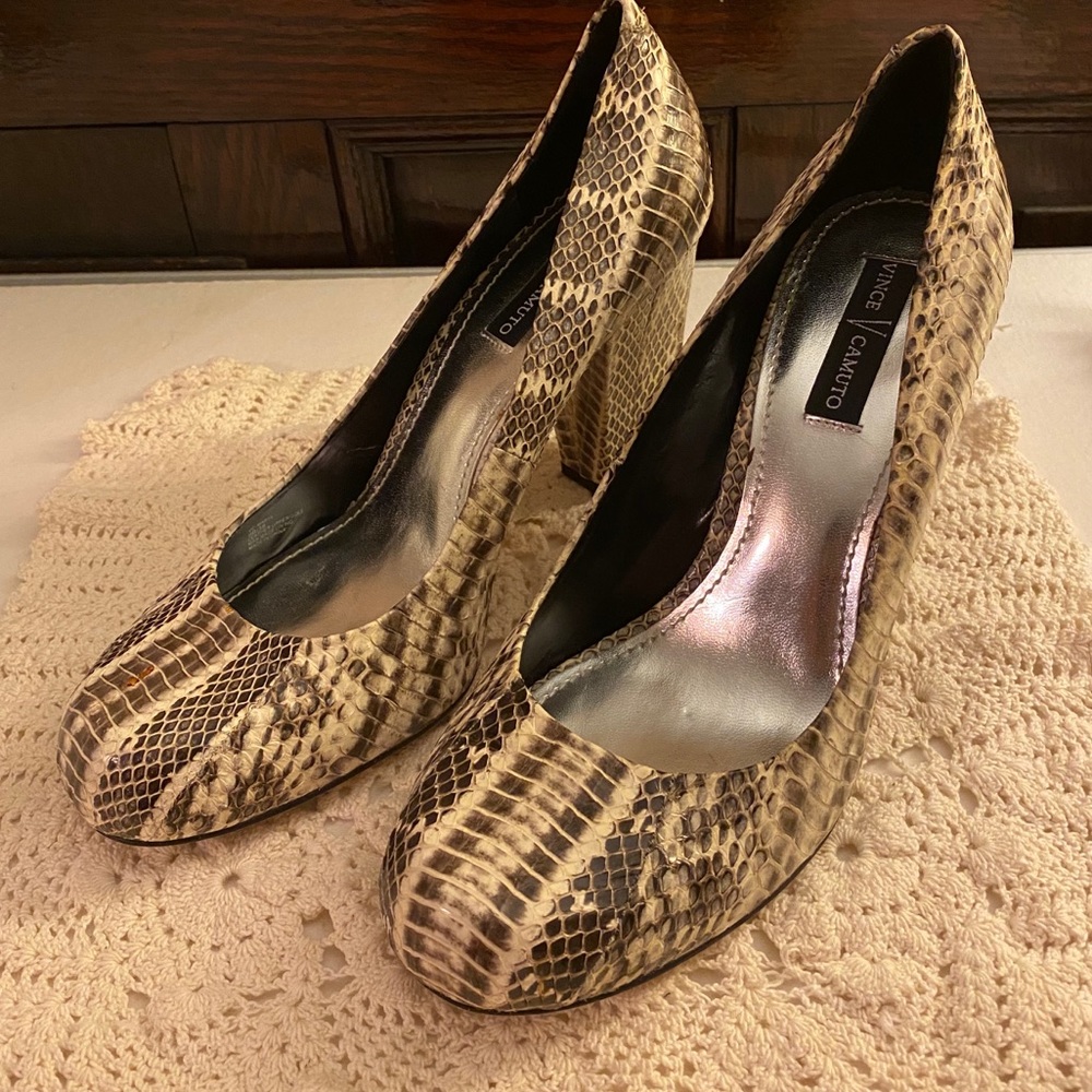 Vince Camuto Women's White Grey Snakeskin Pumps